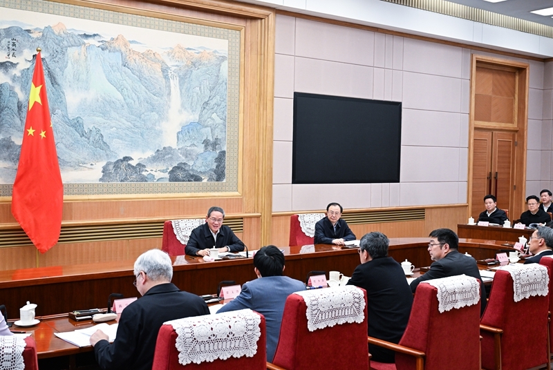 李强主持召开专家、企业家和教科文卫体等领域代表座谈会 听取对政府工作报告的意见建议